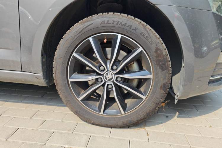 Used Skoda Octavia 2017 1.6L Automatic Smart Drive Edition Right Front Wheel Hub