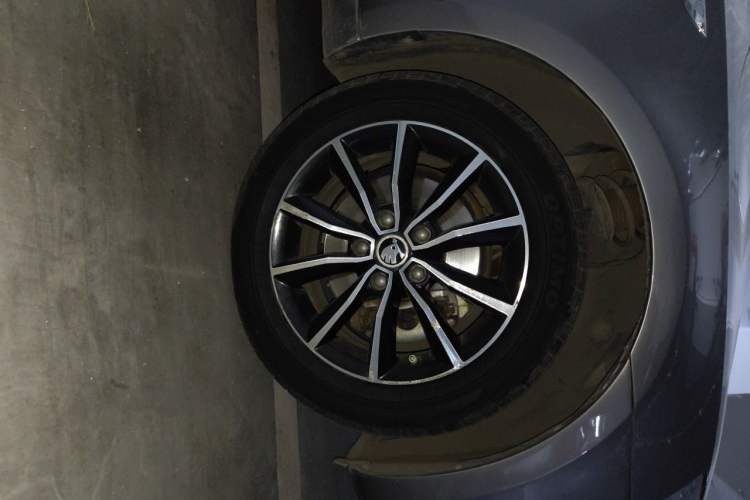 Used Skoda Octavia 2017 1.6L Automatic Smart Drive Edition Right Front Wheel Hub