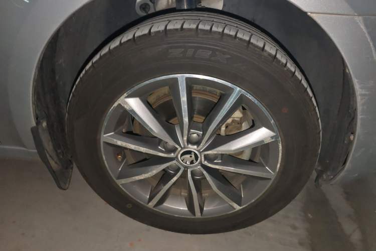 Used Skoda Octavia 2017 1.6L Automatic Smart Drive Edition Right Front Wheel Hub