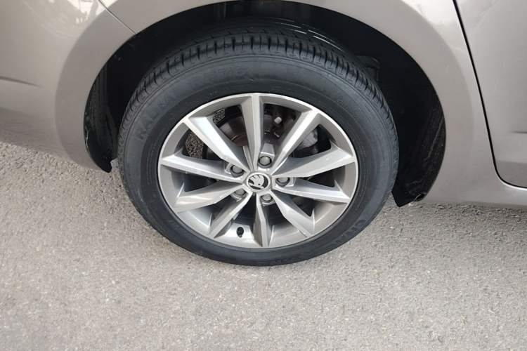 Used Skoda Octavia 2017 Classic Model 1.6L Automatic Comfort Edition Right Rear Wheel Hub