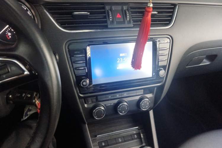 Used Skoda Octavia 2017 1.6L Manual Smart Drive Edition Audio And AC Panel