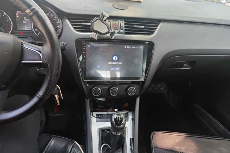 Used Skoda Octavia 2017 1.6L Manual Front-Wheel-Drive Version Audio And AC Panel