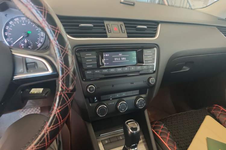 Used Skoda Octavia 2017 1.6L Automatic Smart Drive Edition Audio And AC Panel