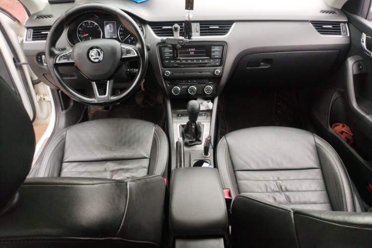 Used Skoda Octavia 2017 1.6L Manual Smart Drive Edition Audio And AC Panel