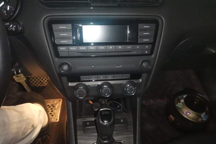 Used Skoda Octavia 2017 TSI280 DSG Smart Drive Edition Audio And AC Panel