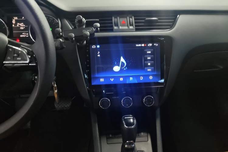 Used Skoda Octavia 2017 Classic Model 1.6L Automatic Standard Edition Audio And AC Panel