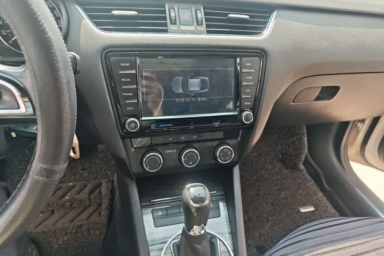 Used Skoda Octavia 2017 1.6L Automatic Smart Drive Edition Audio And AC Panel