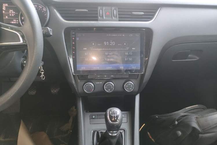 Used Skoda Octavia 2017 Classic Model 1.6L Manual Comfort Edition Audio And AC Panel