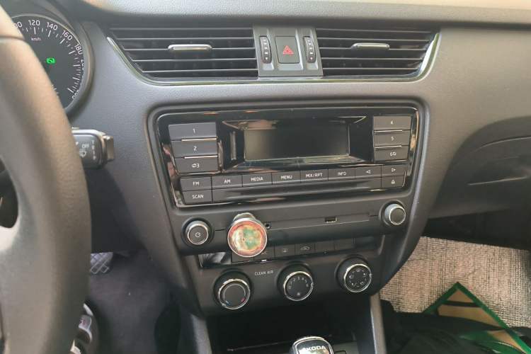 Used Skoda Octavia 2017 Classic Model 1.6L Automatic Standard Edition Audio And AC Panel