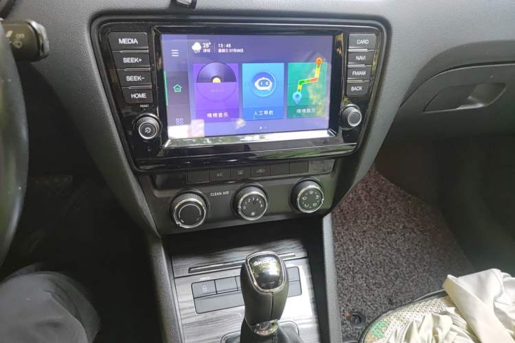 Used Skoda Octavia 2017 1.6L Automatic Smart Drive Edition Audio And AC Panel
