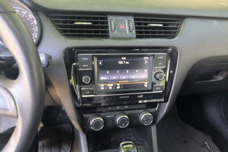 Used Skoda Octavia 2017 1.6L Automatic Front-Wheel Drive Model Audio And AC Panel
