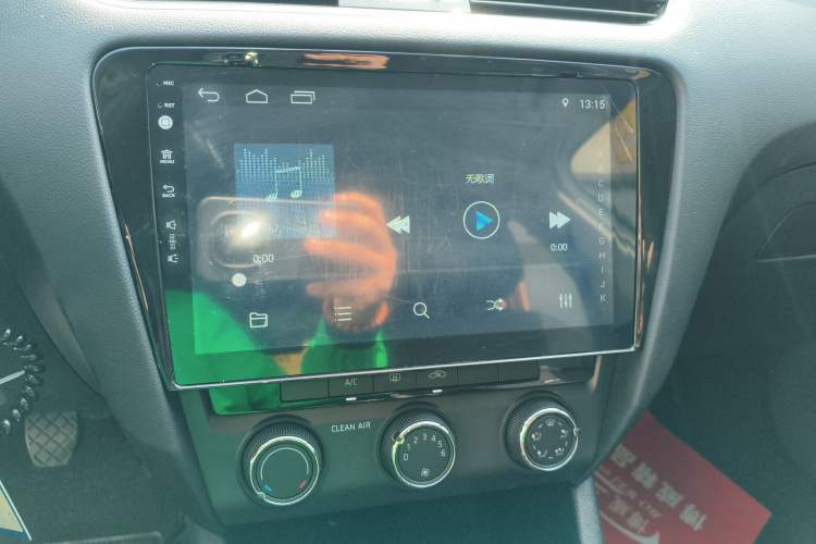 Used Skoda Octavia 2017 Classic Model 1.6L Manual Comfort Edition Audio And AC Panel