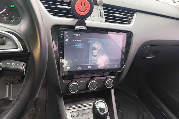 Used Skoda Octavia 2017 1.6L Automatic Smart Drive Edition Audio And AC Panel