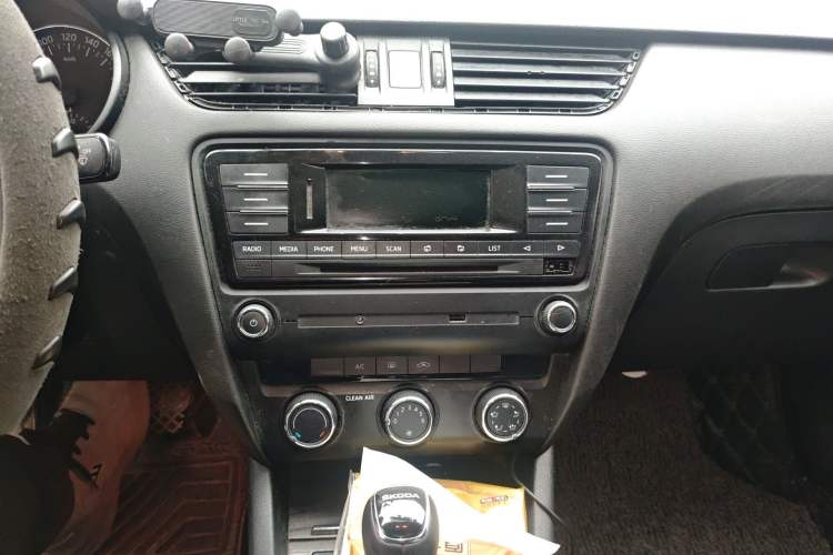Used Skoda Octavia 2017 1.6L Automatic Smart Drive Edition Audio And AC Panel