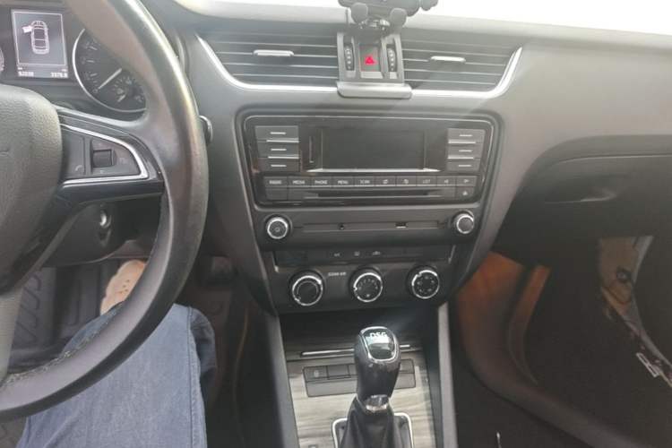 Used Skoda Octavia 2017 TSI280 DSG Smart Drive Edition Audio And AC Panel
