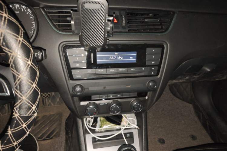 Used Skoda Octavia 2017 1.6L Manual Trend Edition Audio And AC Panel