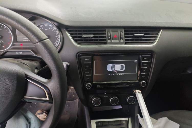 Used Skoda Octavia 2017 1.6L Manual Trend Edition Audio And AC Panel