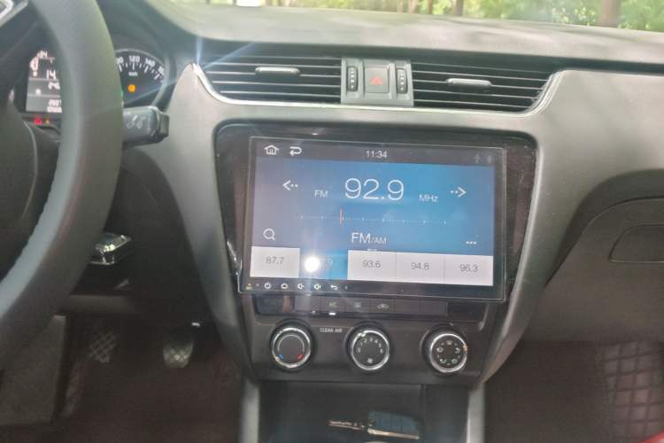 Used Skoda Octavia 2017 1.6L Manual Trend Edition Audio And AC Panel