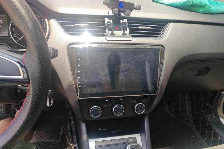 Used Skoda Octavia 2017 1.6L Manual Trend Edition Audio And AC Panel
