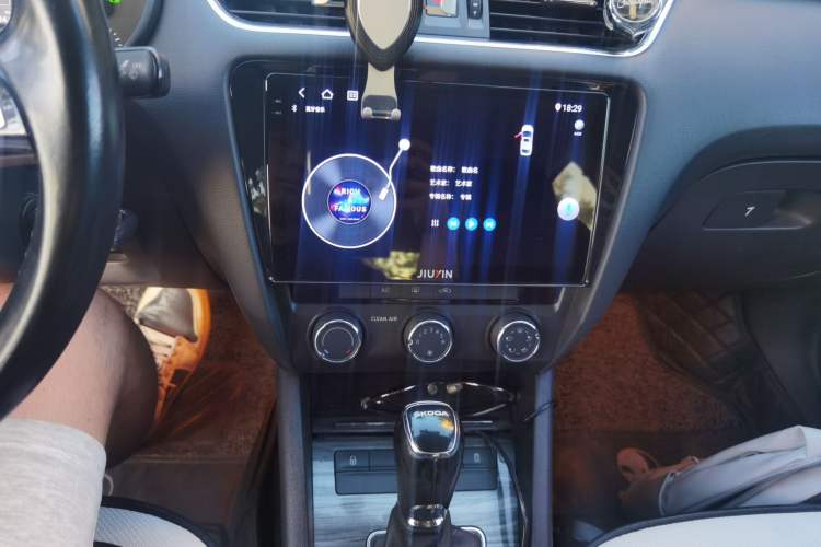 Used Skoda Octavia 2017 1.6L Automatic Smart Drive Edition Audio And AC Panel