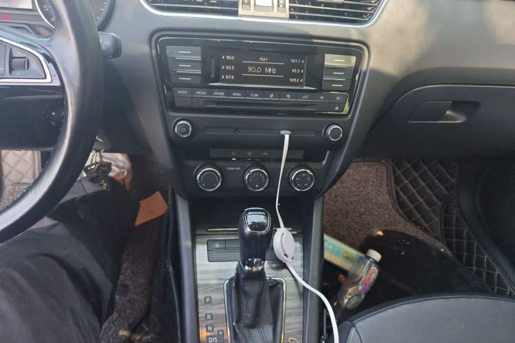 Used Skoda Octavia 2017 1.6L Automatic Smart Drive Edition Audio And AC Panel