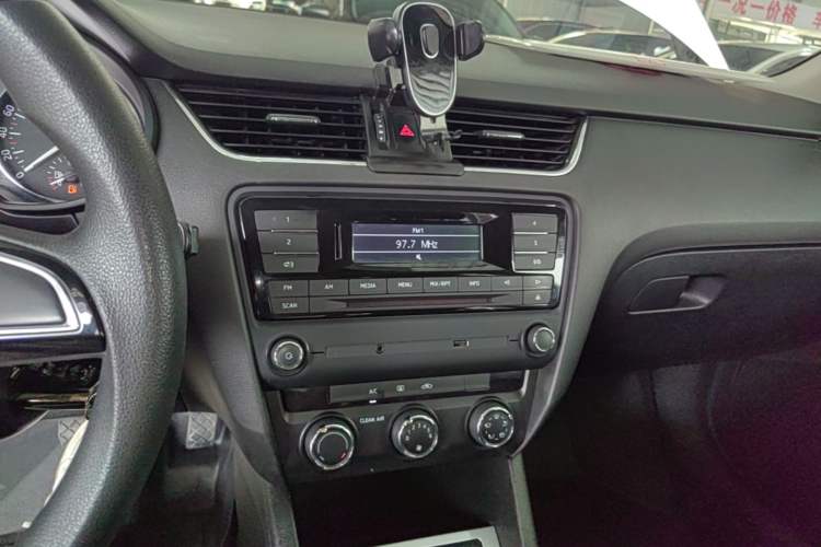 Used Skoda Octavia 2017 1.6L Automatic Chuanxing Edition Audio And AC Panel