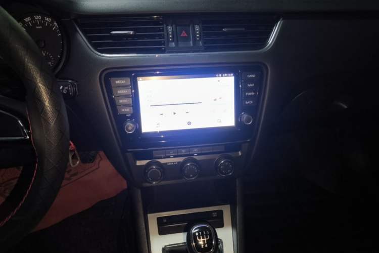Used Skoda Octavia 2017 1.6L Manual Trend Edition Audio And AC Panel