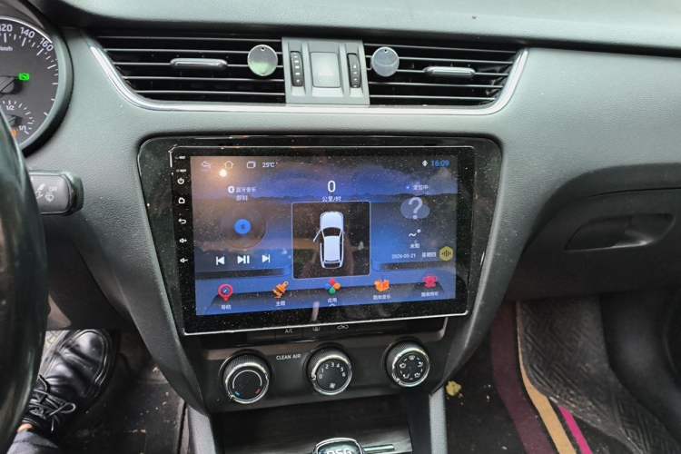 Used Skoda Octavia 2017 TSI280 DSG Smart Drive Edition Audio And AC Panel