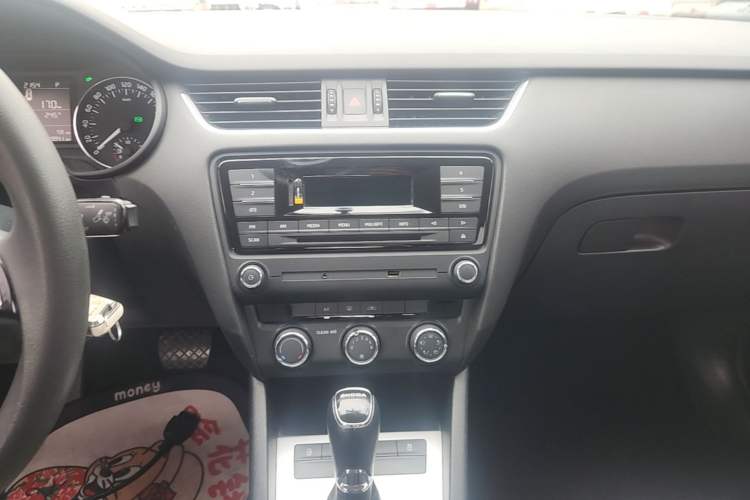 Used Skoda Octavia 2017 1.6L Automatic Chuanxing Edition Audio And AC Panel
