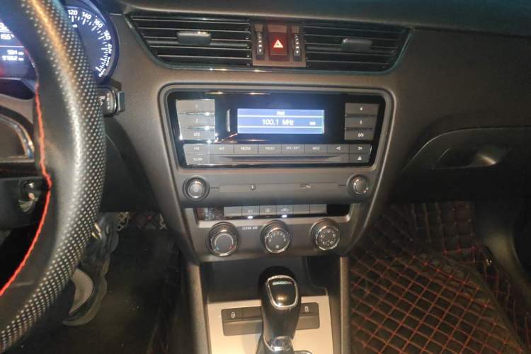 Used Skoda Octavia 2017 1.6L Automatic Chuanxing Edition Audio And AC Panel