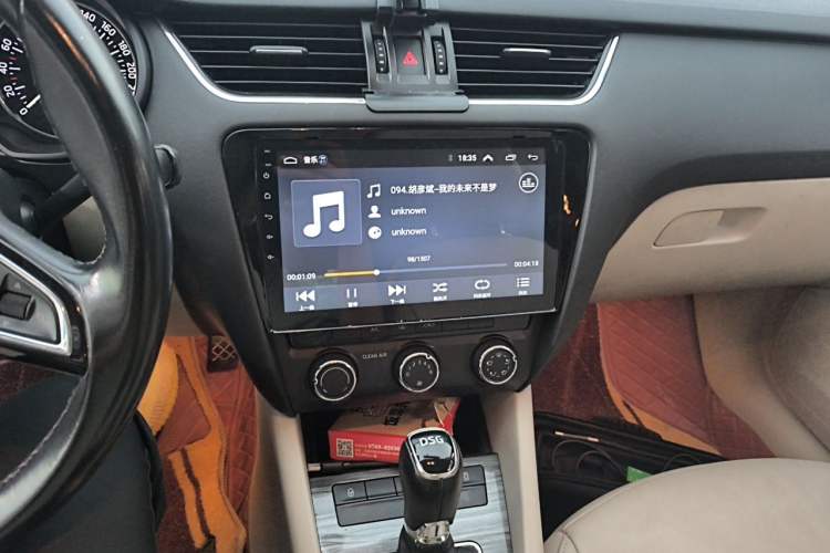 Used Skoda Octavia 2017 TSI280 DSG Smart Drive Edition Audio And AC Panel