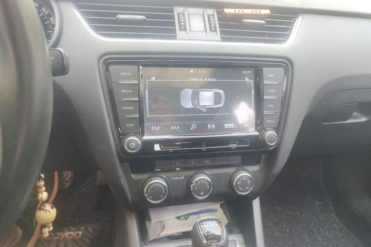 Used Skoda Octavia 2017 TSI280 DSG Smart Drive Edition Audio And AC Panel