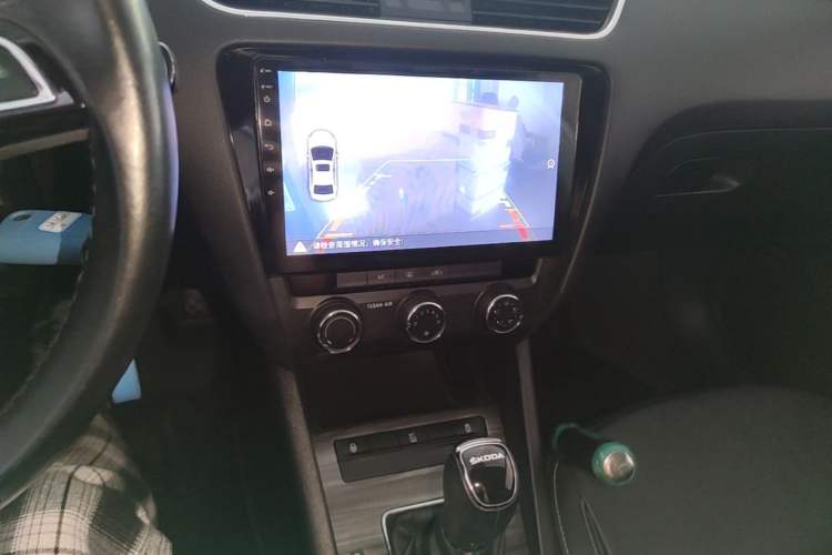 Used Skoda Octavia 2017 1.6L Automatic Smart Drive Edition Audio And AC Panel