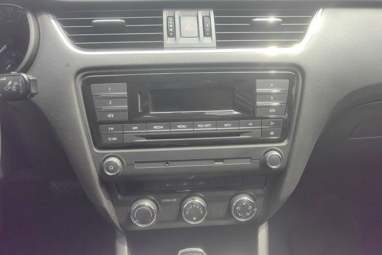 Used Skoda Octavia 2017 1.6L Automatic Chuanxing Edition Audio And AC Panel