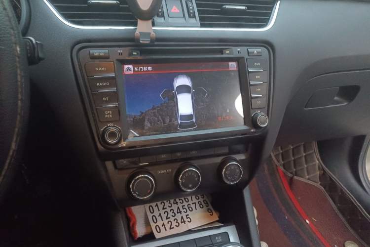 Used Skoda Octavia 2017 1.6L Manual Trend Edition Audio And AC Panel