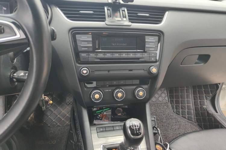 Used Skoda Octavia 2017 1.6L Manual Smart Drive Edition Audio And AC Panel