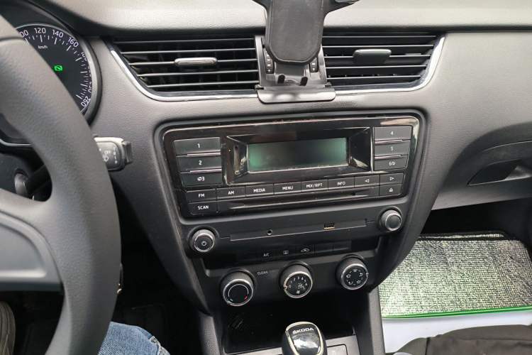 Used Skoda Octavia 2017 Classic Model 1.6L Automatic Standard Edition Audio And AC Panel