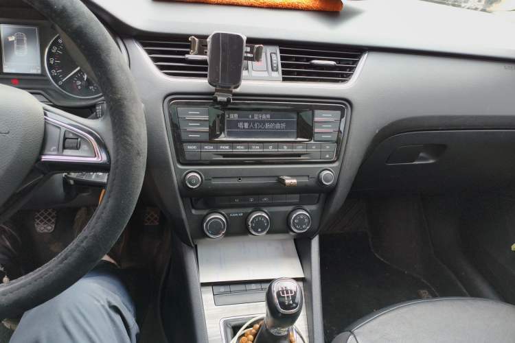 Used Skoda Octavia 2017 1.6L Manual Smart Drive Edition Audio And AC Panel