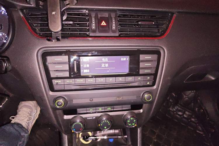 Used Skoda Octavia 2017 TSI280 DSG Smart Drive Edition Audio And AC Panel