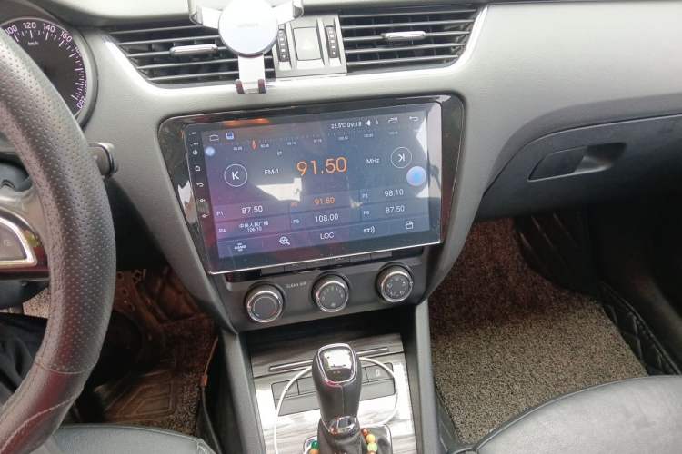 Used Skoda Octavia 2017 1.6L Automatic Smart Drive Edition Audio And AC Panel