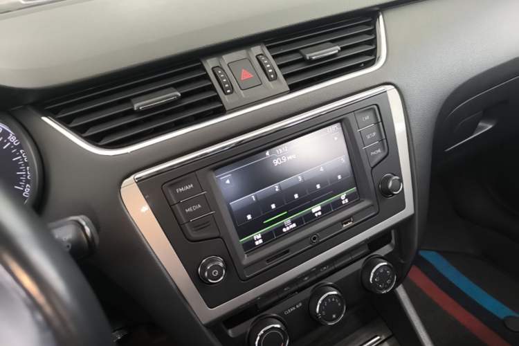 Used Skoda Octavia 2017 TSI280 DSG Smart Drive Edition Audio And AC Panel