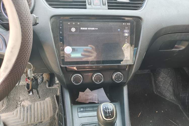 Used Skoda Octavia 2017 Classic Model 1.6L Manual Standard Edition Audio And AC Panel