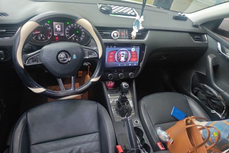 Used Skoda Octavia 2017 1.6L Automatic Smart Drive Edition Center Console