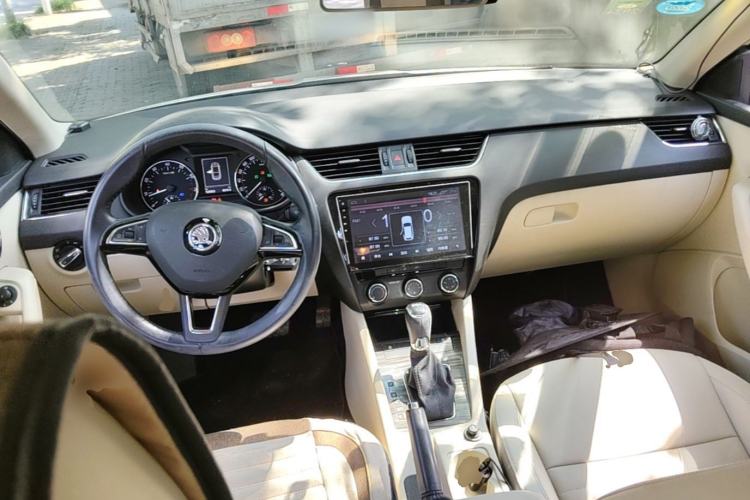 Used Skoda Octavia 2017 TSI280 DSG Smart Drive Edition Center Console