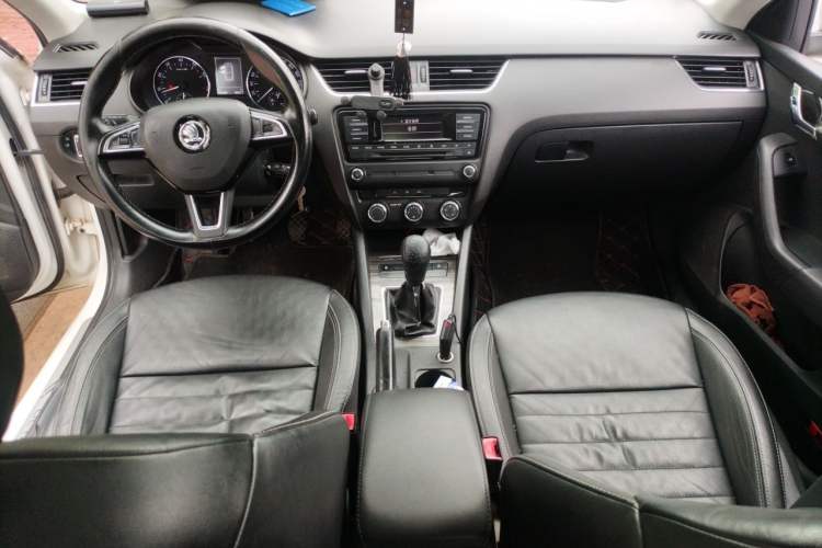 Used Skoda Octavia 2017 1.6L Manual Smart Drive Edition Center Console