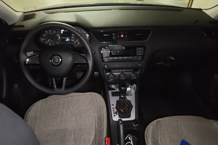 Used Skoda Octavia 2017 1.6L Automatic Chuanxing Edition Center Console