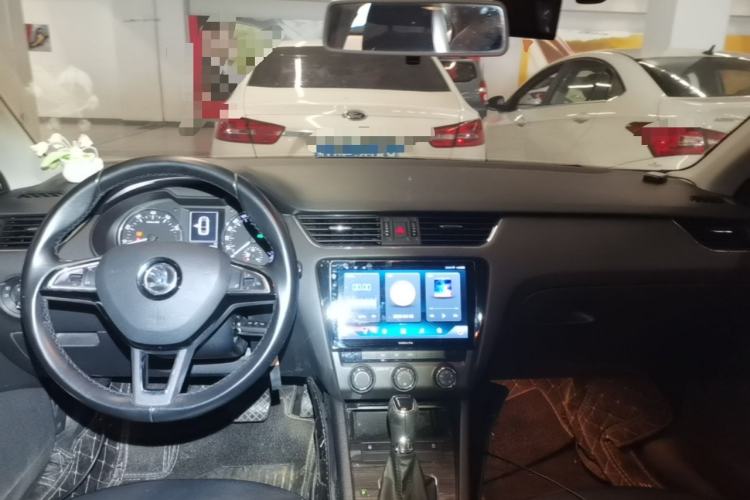 Used Skoda Octavia 2017 1.6L Automatic Smart Drive Edition Center Console