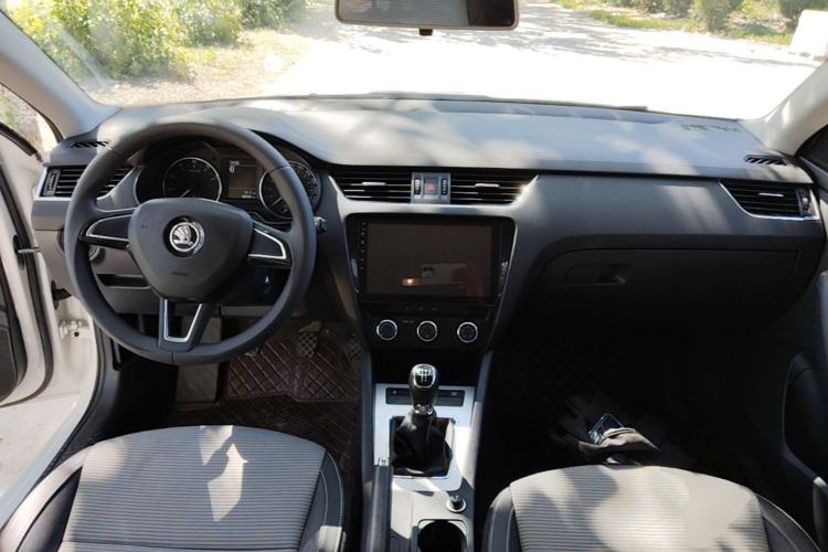 Used Skoda Octavia 2017 1.6L Manual Trend Edition Center Console