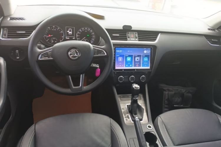 Used Skoda Octavia 2017 1.6L Automatic Smart Drive Edition Center Console