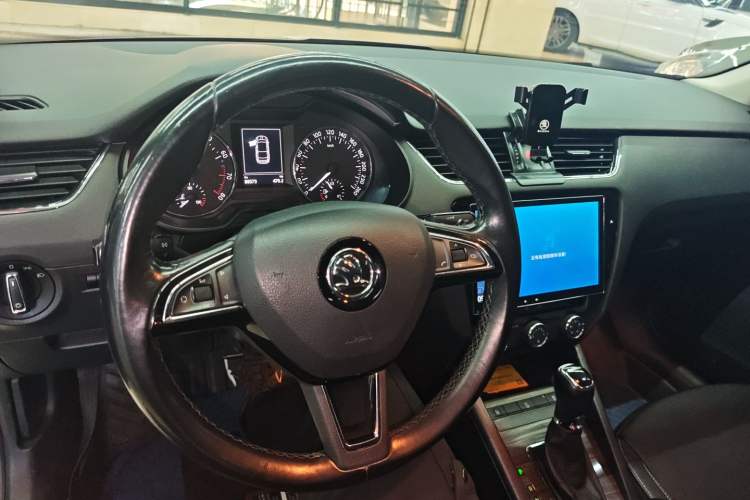 Used Skoda Octavia 2017 1.6L Automatic Smart Drive Edition Center Console